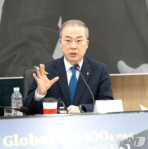 본문 이미지 - 양오봉 전북대 총장이 18일 대학본부 대회의실에서 취임 3주년 기자간담회를 갖고, 지난 3년 간의 성과와 향후 비전에 대해 설명하고 있다.(전북대 제공, 재판매 및 DB 금지)/뉴스1