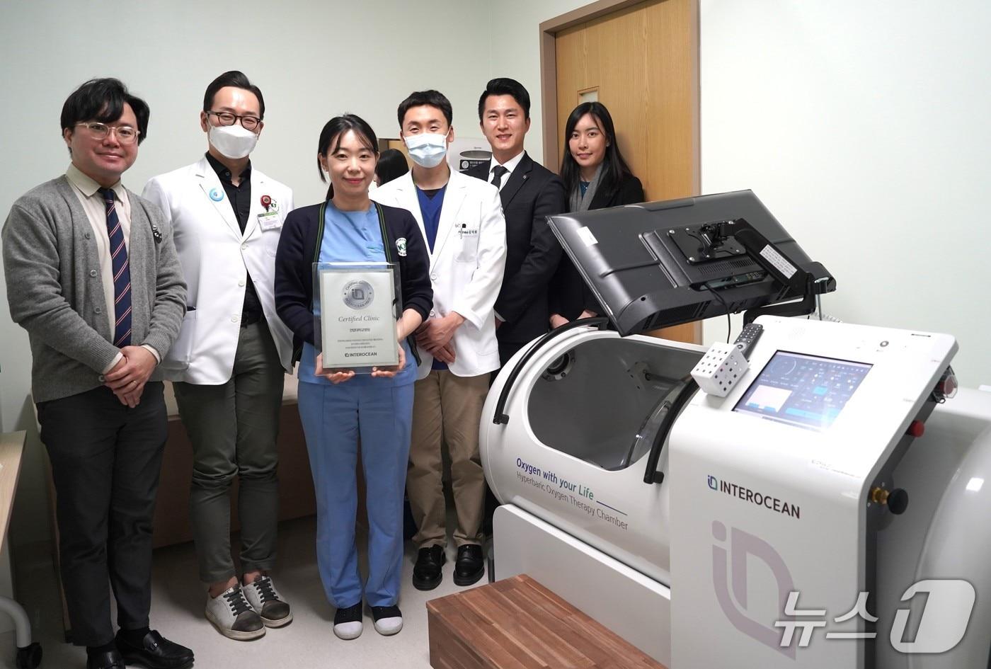 본문 이미지 - 건양대학교병원에 기증된 고압사소치료기(건양대병원 제공) /뉴스1