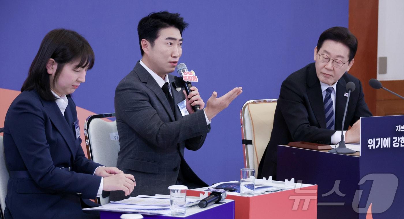 본문 이미지 - 이재명 대통령이 18일 청와대에서 열린 자본시장 안정과 정상화 간담회에서 방송인 장동민의 발언을 듣고 있다. 2026.3.18 ⓒ 뉴스1 이재명 기자