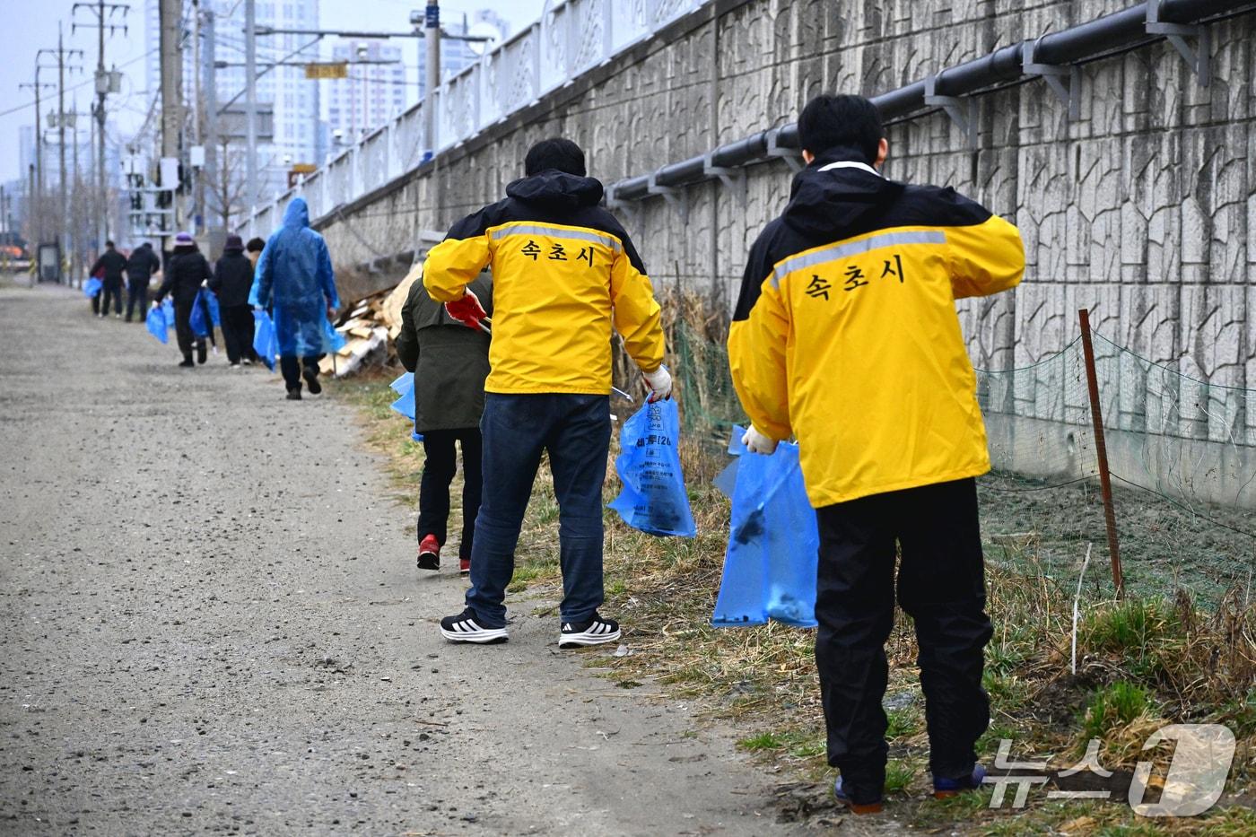 본문 이미지 - 속초시 환경대청소,(속초시 제공, 재판매 및 DB 금지) 2026.3.18/뉴스1