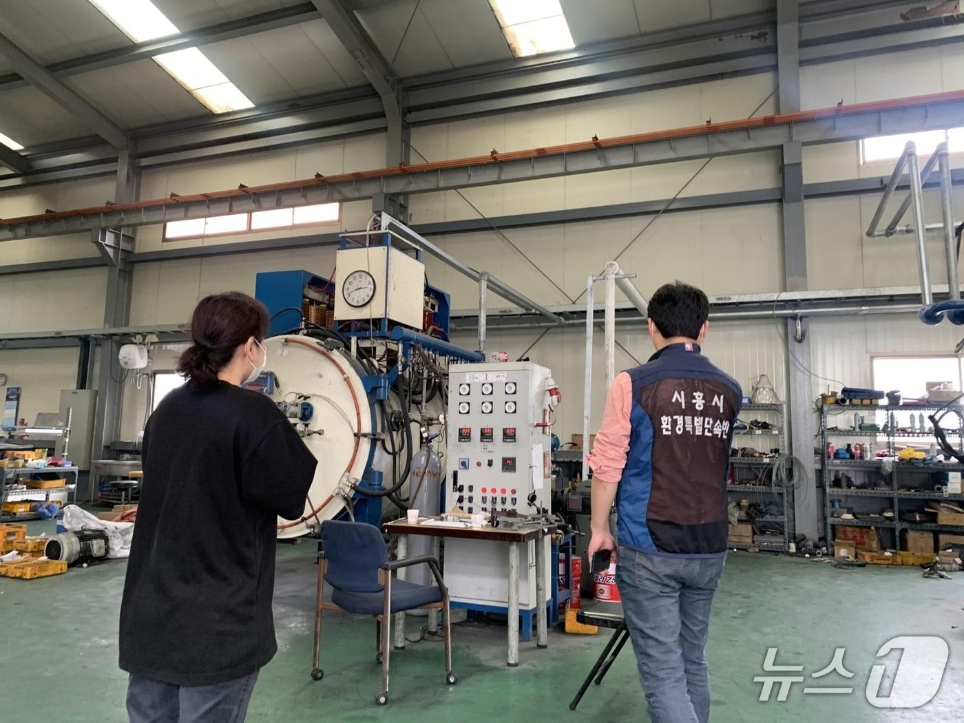 본문 이미지 - 악취 배출업소 집중관리.(시흥시 제공)