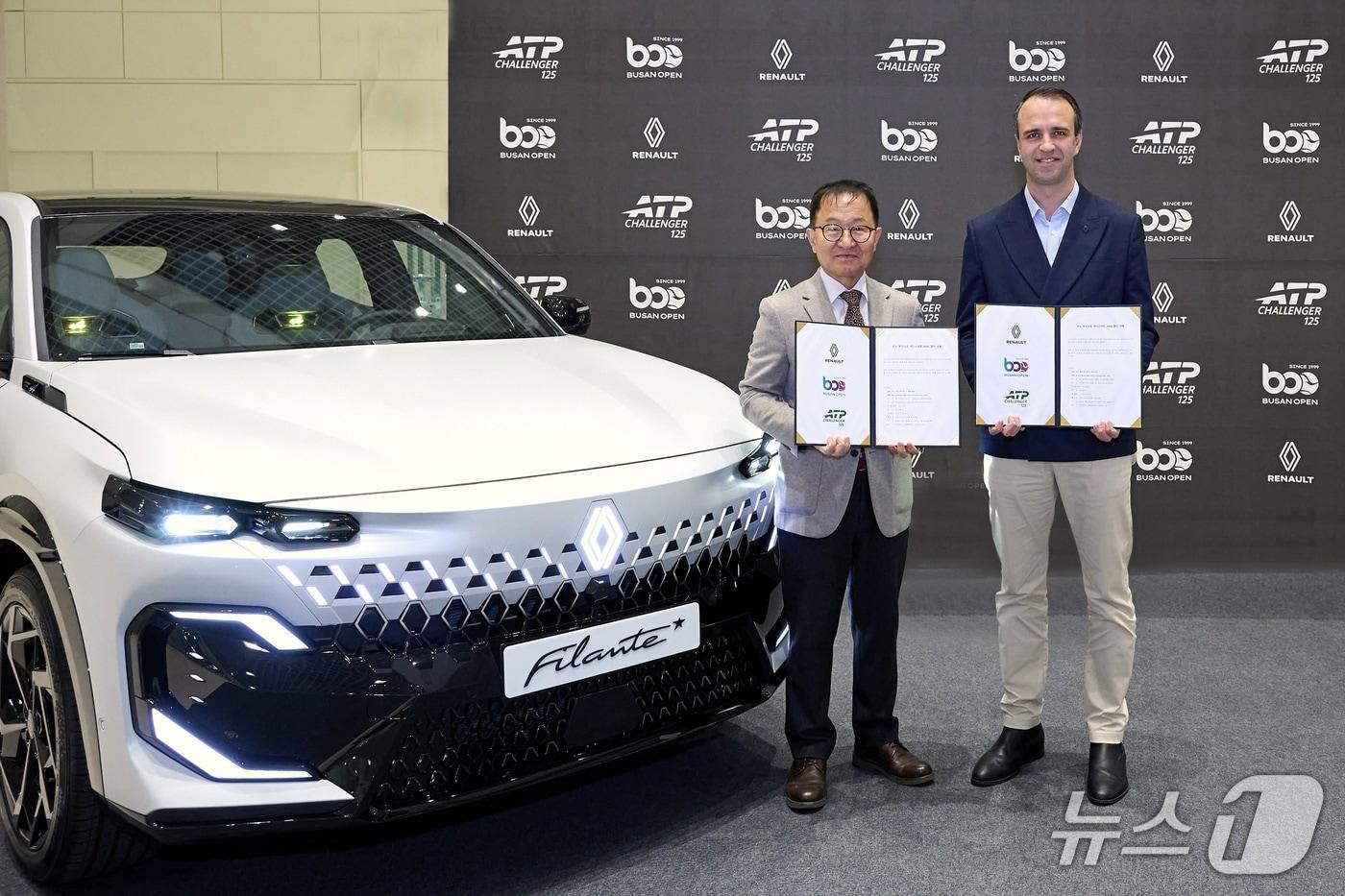 본문 이미지 -  17일 르노코리아 부산공장에서 개최된 '르노 부산오픈테니스대회 2026' 타이틀 스폰서 조인식 현장에서 부산광역시테니스협회 신주식 회장(왼쪽)과 르노코리아 니콜라 파리 사장(르노코리아 제공)