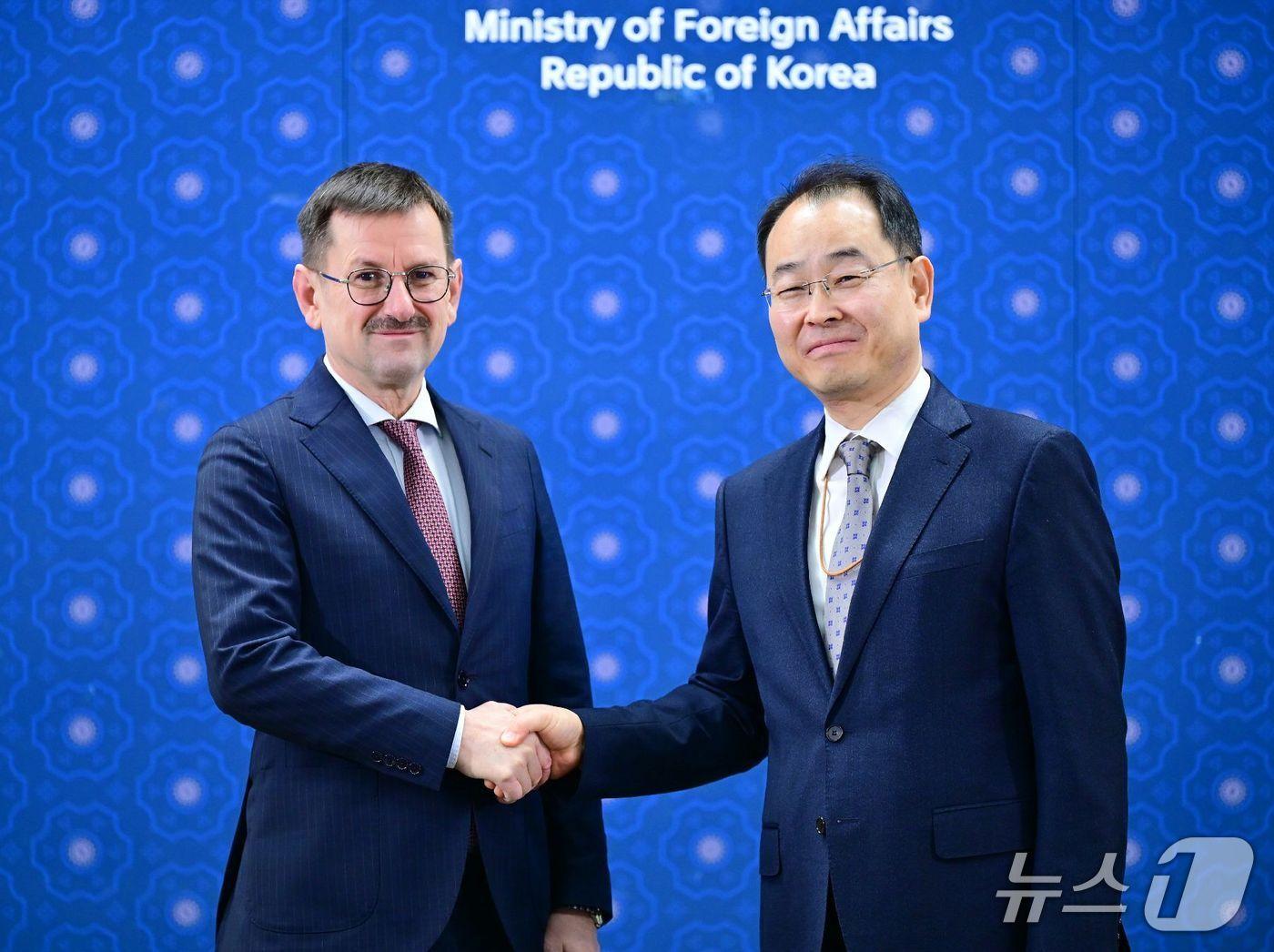 본문 이미지 - 외교부는 박종한 경제외교조정관과 에릭 쿠르츠바일 EU 대외관계청 아태실장을 수석대표로 하는 제22차 한-EU 공동위원회가 18일 개최됐다고 밝혔다 (외교부 제공)