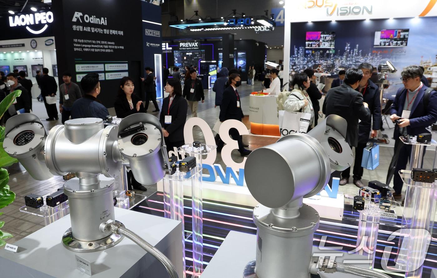 본문 이미지 - 18일 경기도 고양시 킨텍스에서 열린 제25회 세계 보안 엑스포(SECON 2026)에 보안 관련 기기들이 전시돼 있다.  (사진은 기사 내용과 무관함) ⓒ 뉴스1 김명섭 기자