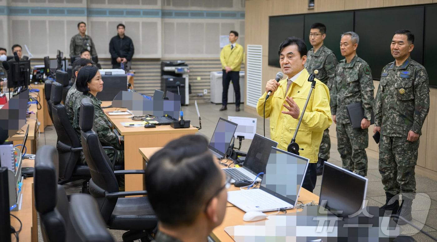 본문 이미지 - 안규백 국방부 장관이 18일 B-1 문서고를 방문해 자유의 방패(FS) 연습 현장을 점검하고 장병을 격려하고 있다. (국방부 제공. 재판매 및 DB 금지) 2026.3.18 ⓒ 뉴스1