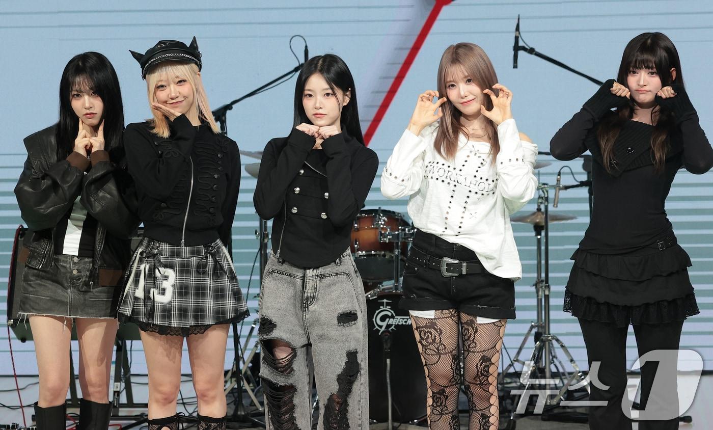 본문 이미지 - 그룹 레이턴시 희연(왼쪽부터), 지지원, 현진, 하은, 세미가 18일 오후 서울 마포구 상암 쇼킹케이팝센터에서 가진 데뷔 첫 앨범 '레이트 어클락'(LATE O'CLOCK) 쇼케이스에서 포즈를 취하고 있다. 2026.3.18 ⓒ 뉴스1 권현진 기자