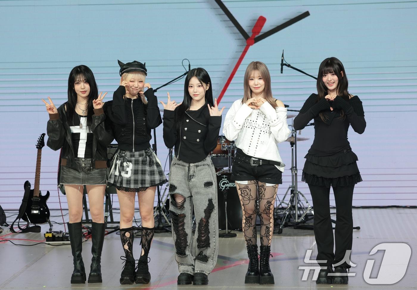 본문 이미지 - 그룹 레이턴시 희연(왼쪽부터), 지지원, 현진, 하은, 세미가 18일 오후 서울 마포구 상암 쇼킹케이팝센터에서 가진 데뷔 첫 앨범 '레이트 어클락'(LATE O'CLOCK) 쇼케이스에서 포즈를 취하고 있다. 2026.3.18 ⓒ 뉴스1 권현진 기자