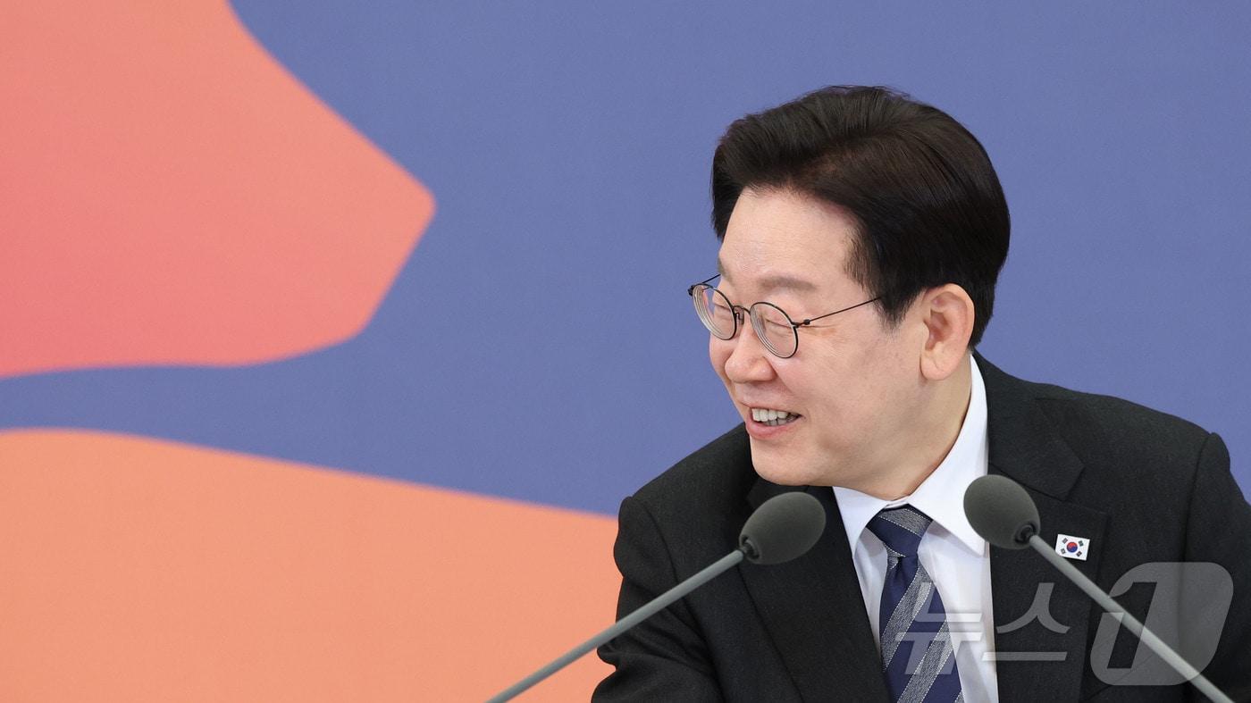 본문 이미지 - 이재명 대통령이 18일 청와대에서 열린 자본시장 안정과 정상화 간담회에서 미소 짓고 있다. 2026.3.18 ⓒ 뉴스1 이재명 기자