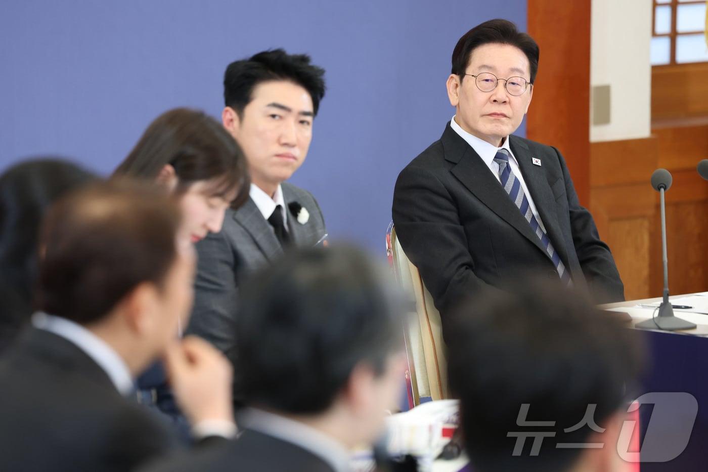 본문 이미지 - 이재명 대통령이 18일 청와대에서 열린 자본시장 안정과 정상화 간담회에서 참석자의 발언을 듣고 있다. 2026.3.18 ⓒ 뉴스1 이재명 기자