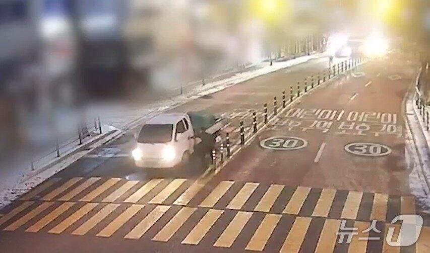 본문 이미지 - 지난 1월 24일 양명석 씨가 화물차 운전석을 확인 후 사고를 막기 위해 차에 탑승하는 모습. (뉴스1 DB, 재판매 및 DB금지)