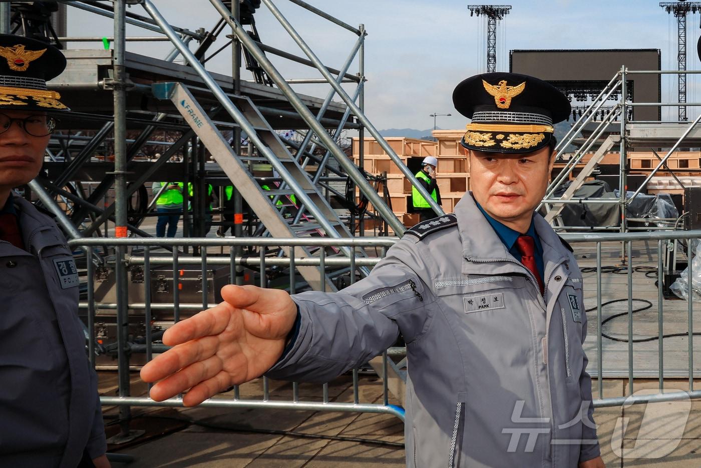 본문 이미지 - 박정보 서울경찰청장이 지난달 18일 BTS 공연 무대 설치중인 서울 광화문 광장을 찾아 현장 점검을 하고 있다. (공동취재) ⓒ 뉴스1 최지환 기자