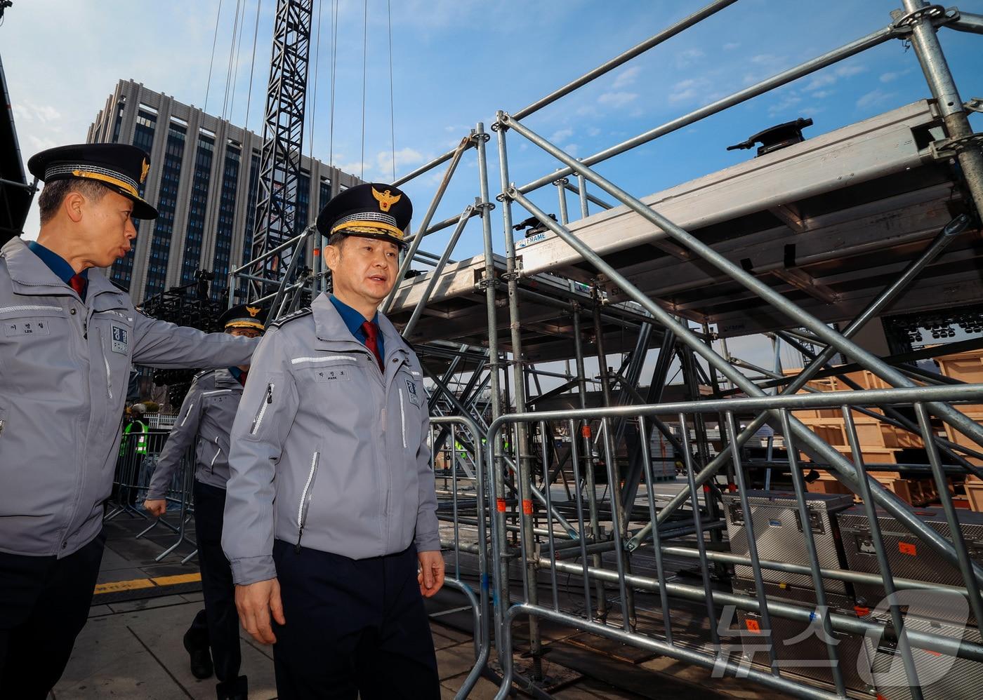 본문 이미지 - 박정보 서울경찰청장이 18일 BTS 공연 무대 설치중인 서울 광화문 광장을 찾아 현장 점검을 하고 있다. (공동취재) 2026.3.18 ⓒ 뉴스1 최지환 기자
