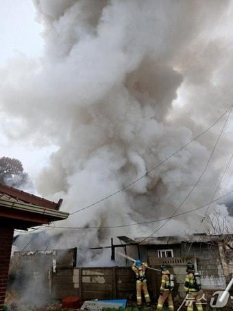 본문 이미지 - 18일 오후 2시 18분께 전북 군산시 사정동의 한 주택에서 불이 나 소방이 진화 작업을 벌이고 있다.(전북소방본부 제공. 재판매 및 DB금지)