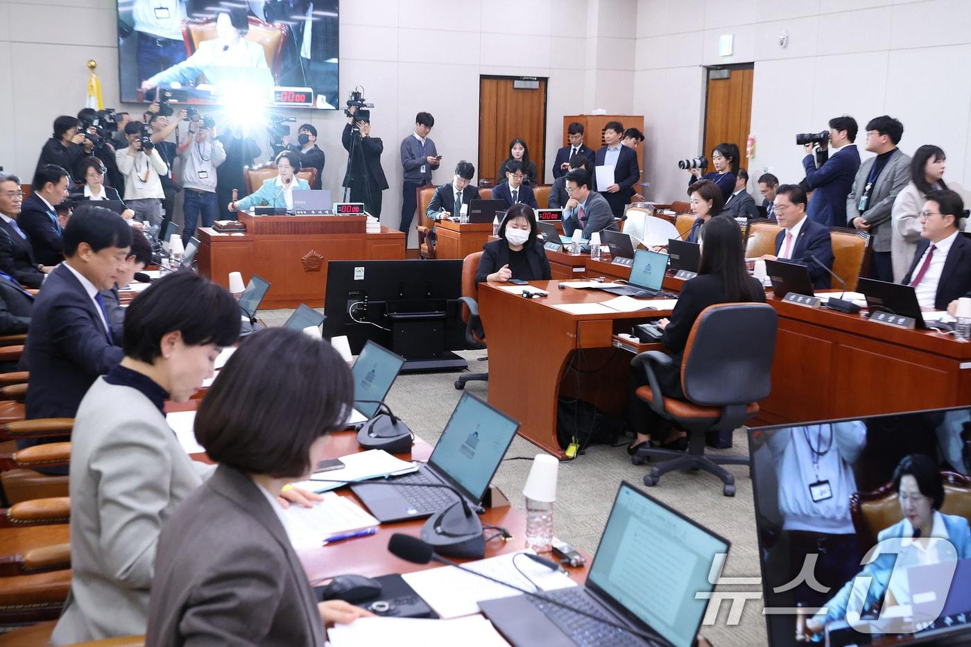 본문 이미지 - 추미애 위원장이 18일 서울 여의도 국회에서 열린 법제사법위원회 전체회의에서 안건을 상정하고 있다. 2026.3.18 ⓒ 뉴스1 신웅수 기자