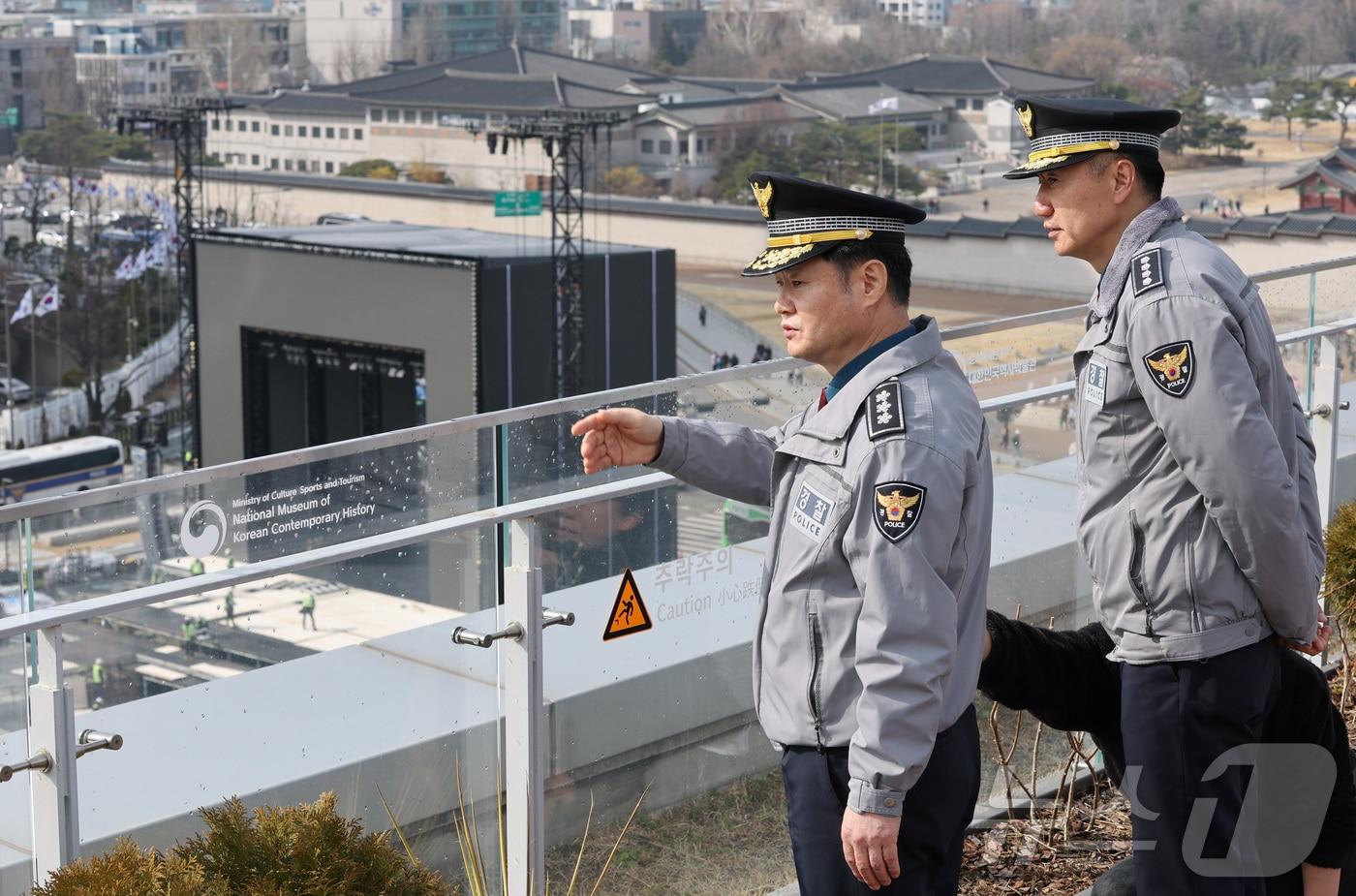 본문 이미지 - 박정보 서울경찰청장이 18일 서울 종로구 대한민국역사박물관을 찾아 광화문광장에 준비 중인 방탄소년단(BTS)의 컴백 공연 무대 설치현장을 살펴보고 있다. (공동취재) 2026.3.18 ⓒ 뉴스1 최지환 기자