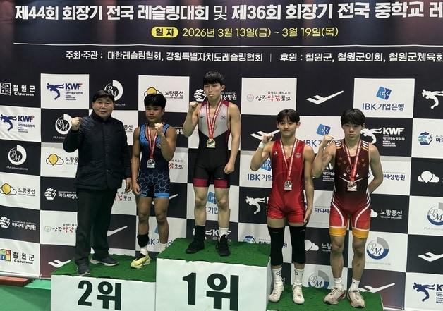 본문 이미지 - 전국레슬링대회 자유형 53㎏급에서 금메달을 차지한 충북체육고등학교 홍이준이 기념 촬영을 하고 있다.(충북교육청 제공. 재판매 및 DB금지)