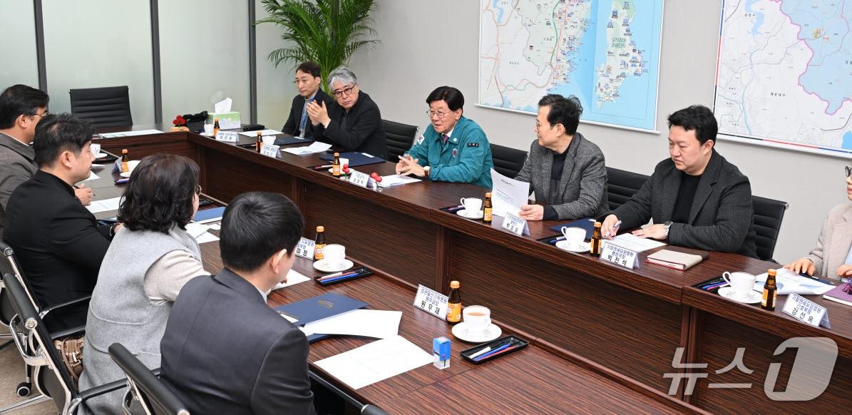 본문 이미지 - 정종복 기장군수가 관내 5개 의료기관과 퇴원환자 지역사회 연계사업 회의를 하고 있다.(기장군 제공. 재판매 및 DB금지)