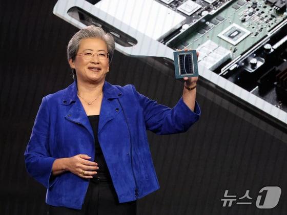 본문 이미지 - 리사 수 AMD 최고경영자(CEO)가 지난 1월 미국 네바다주 라스베이거스에서 개최된 'CES 2026' 개막 기조연설 중 신제품 'MI455X'를 선보이고 있다./뉴스1