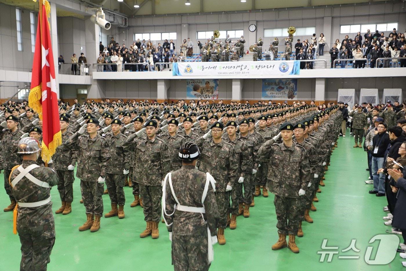 본문 이미지 - 18일 진행된 35사단 26-1기 신병수료식에서 훈련병들이 경례를 하고 있다.(35사단 제공. 재판매 및 DB금지)