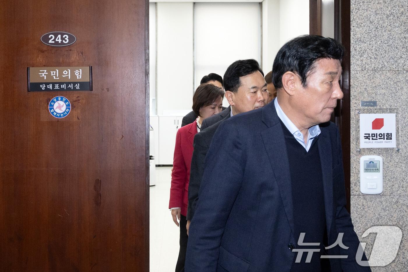 본문 이미지 - 국민의힘 대구시 지역구 의원들이 18일 서울 여의도 국회에서 장동혁 대표에게 '중진을 컷오프 시키면 안된다'는 뜻을 전한 뒤  대표실을 나오고 있다. 2026.3.18 ⓒ 뉴스1 이승배 기자