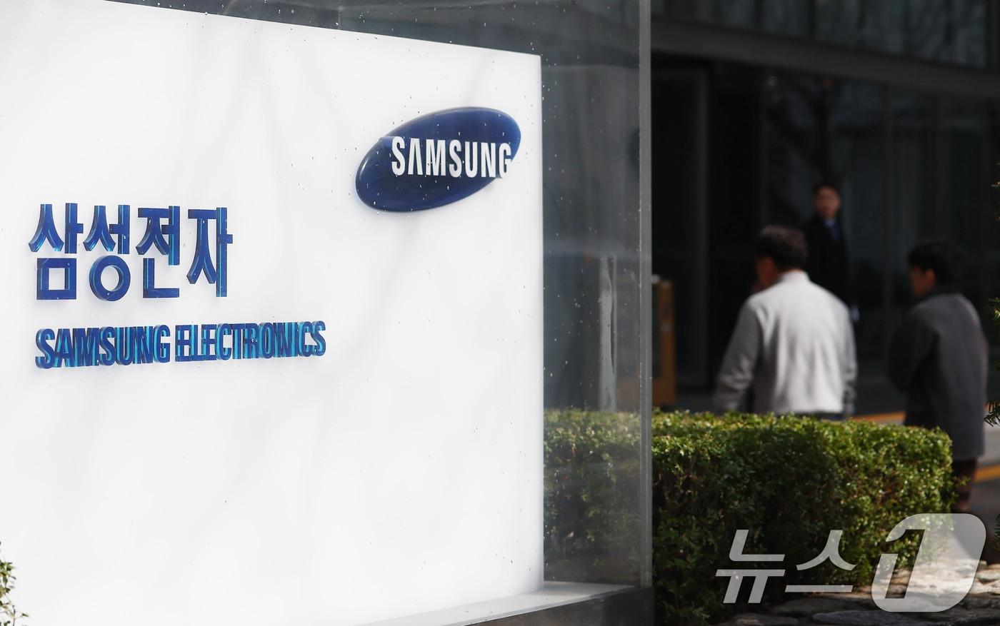 본문 이미지 - 사진은 이날 오후 서울 서초구 삼성전자 사옥에서 직원들이 오가는 모습. 2026.3.18 ⓒ 뉴스1 김민지 기자
