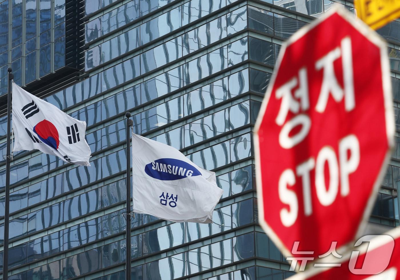 본문 이미지 - 삼성전자 노조가 5월 총파업에 돌입한다. 18일 삼성전자 노조 2개 단체(초기업노동조합 삼성전자지부노조·전국삼성전자노조)에 따르면 이날 전체 조합원을 대상으로 파업 찬반투표를 실시한 결과, 93.1%가 쟁의행위에 찬성했다고 밝혔다. 투표에는 재적 조합원 약 9만 명 중 73.5%인 6만6019명이 참여했다. 사진은 이날 오후 서울 서초구 삼성전자 사옥 모습. 2026.3.18 ⓒ 뉴스1 김민지 기자