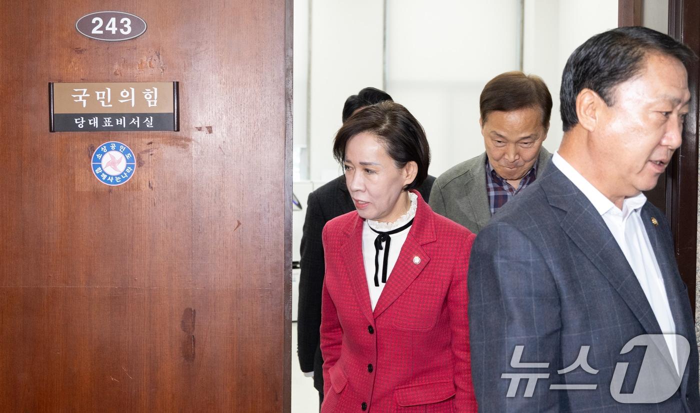 본문 이미지 - 국민의힘 대구시 지역구 의원들이 18일 서울 여의도 국회에서 장동혁 대표와 면담을 마치고 대표실을 나오고 있다. 2026.3.18 ⓒ 뉴스1 이승배 기자