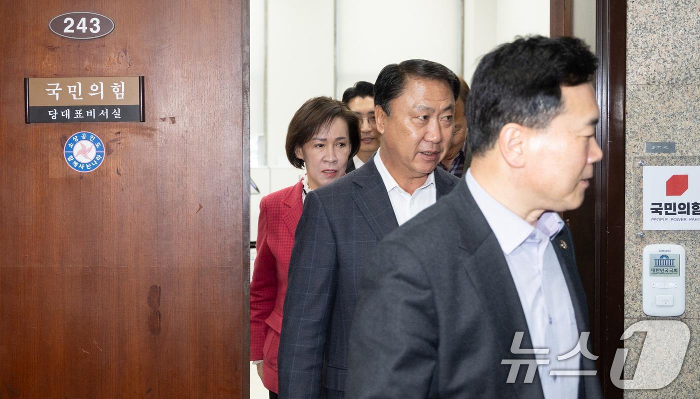 본문 이미지 - 국민의힘 대구시 지역구 의원들이 18일 서울 여의도 국회에서 장동혁 대표와 면담을 마치고 대표실을 나오고 있다. 2026.3.18 ⓒ 뉴스1 이승배 기자