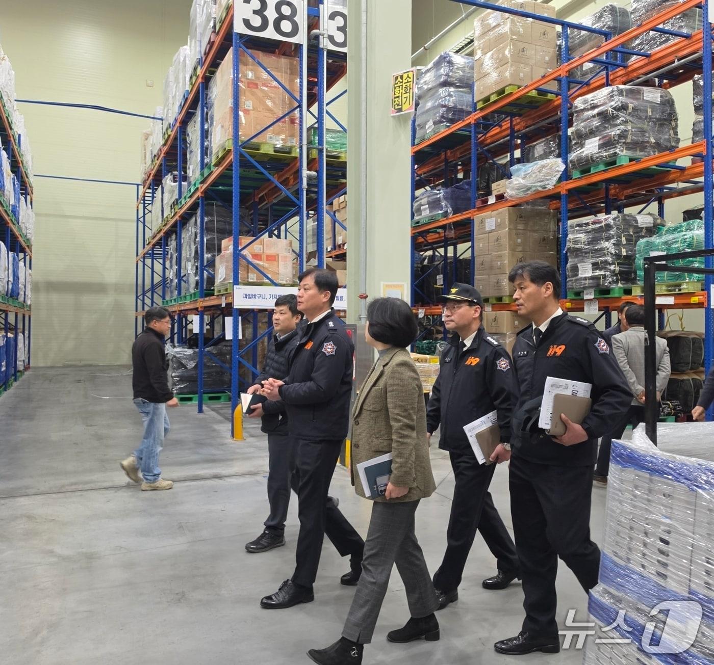 본문 이미지 - 최민철 전남소방본부장 장성 물류센터 방문.(전남소방 제공. 재판매 및 DB금지) 2026.3.18/뉴스1