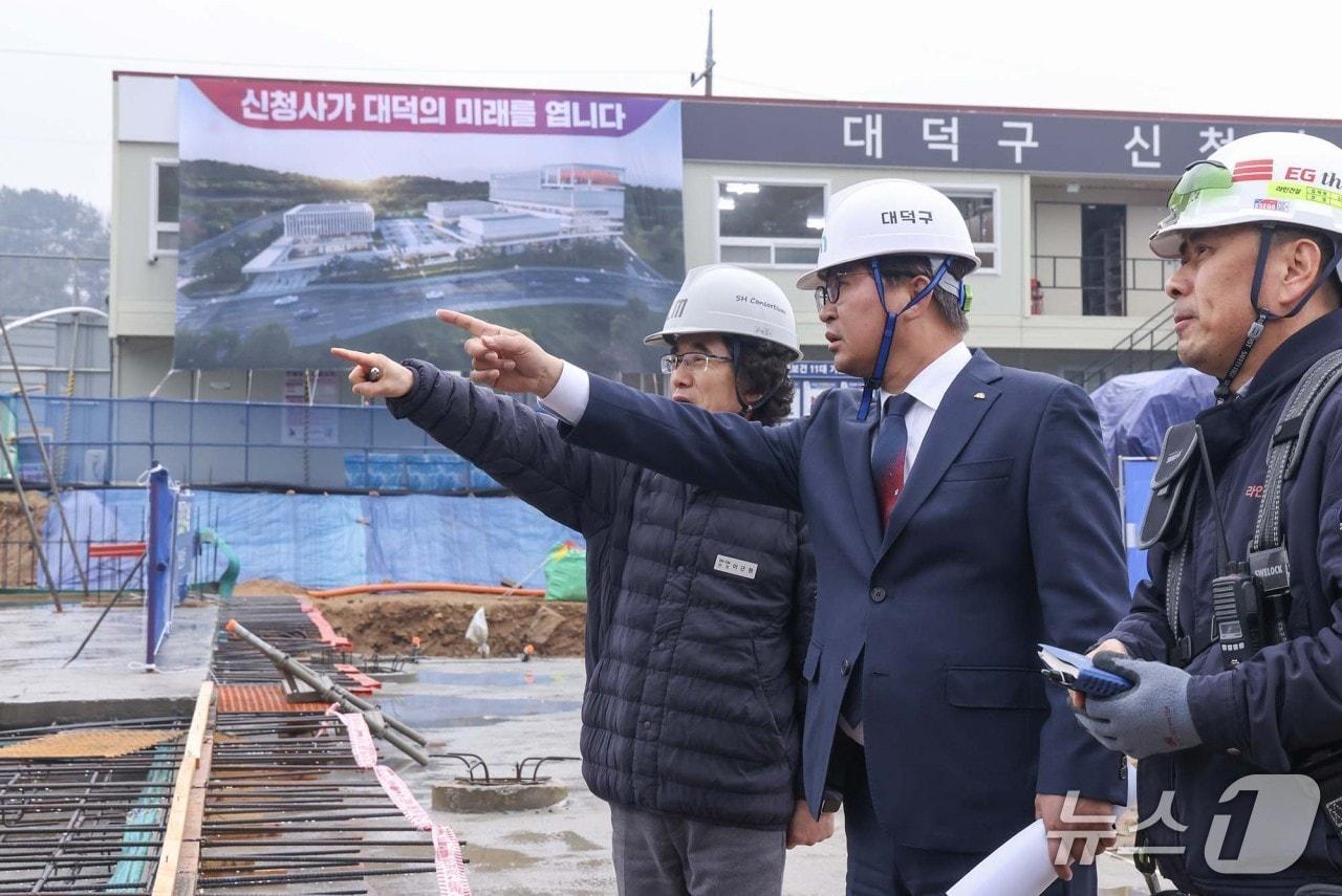 본문 이미지 - 최충규 대덕구청장(사진 가운데)이 18일 연축동 도시개발사업지 내 신청사 건립 현장을 방문해 지하 기초공사 진행 상황을 점검하고 있다.(대덕구 제공. 재판매 및 DB금지)/뉴스1