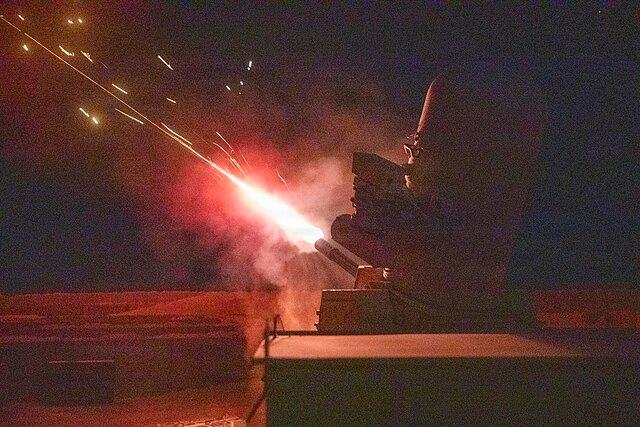 본문 이미지 - 지난해 10월 촬영된 C-RAM 시스템 시험 사격 (출처=미 육군)