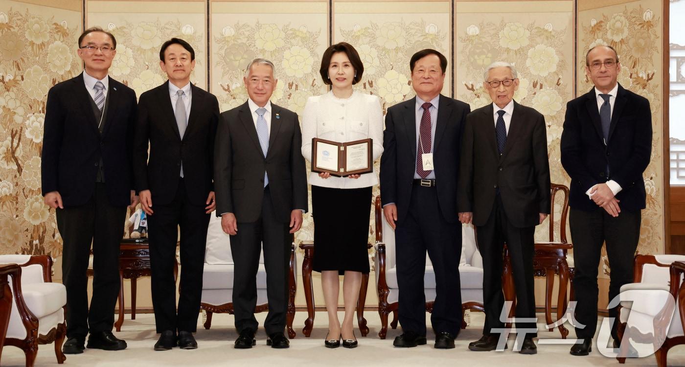 본문 이미지 - 김혜경 여사가 18일 청와대에서 박상철 국제백신연구소(IVI) 한국후원회 회장에게 추대패를 전달 받은 후 기념촬영을 하고 있다. (청와대통신사진기자단) 2026.3.18 ⓒ 뉴스1 이재명 기자