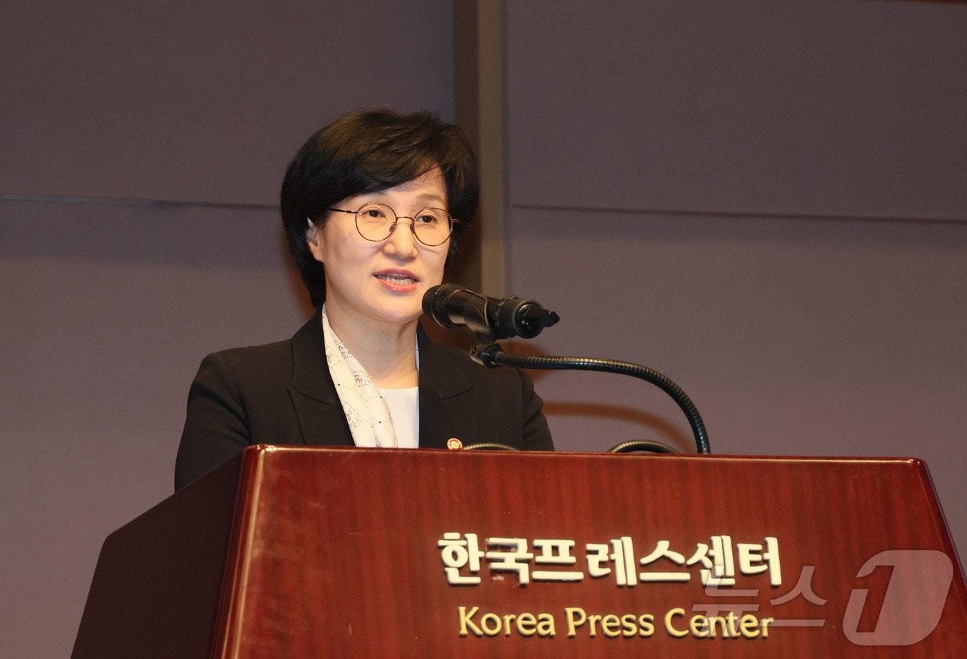 본문 이미지 - 원민경 성평등가족부 장관이 서울 중구 프레스센터에서 열린 형사미성년자(촉법소년) 제도 현황과 연령 논의의 주요 쟁점 포럼에 참석해 인사말을 하고 있다. (성평등가족부 제공. 재판매 및 DB 금지)