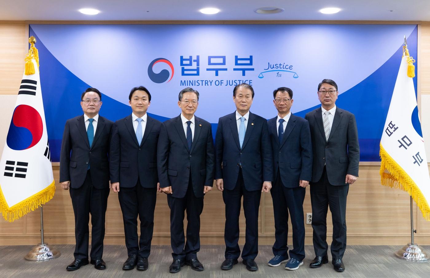 본문 이미지 - 정성호 법무부 장관(왼쪽 세 번째)과 권오을 국가보훈부 장관(왼쪽 네 번째)을 비롯한 법무부 및 보훈부 관계자가 사진 촬영을 위해 포즈를 취하고 있다.(법무부 제공) 