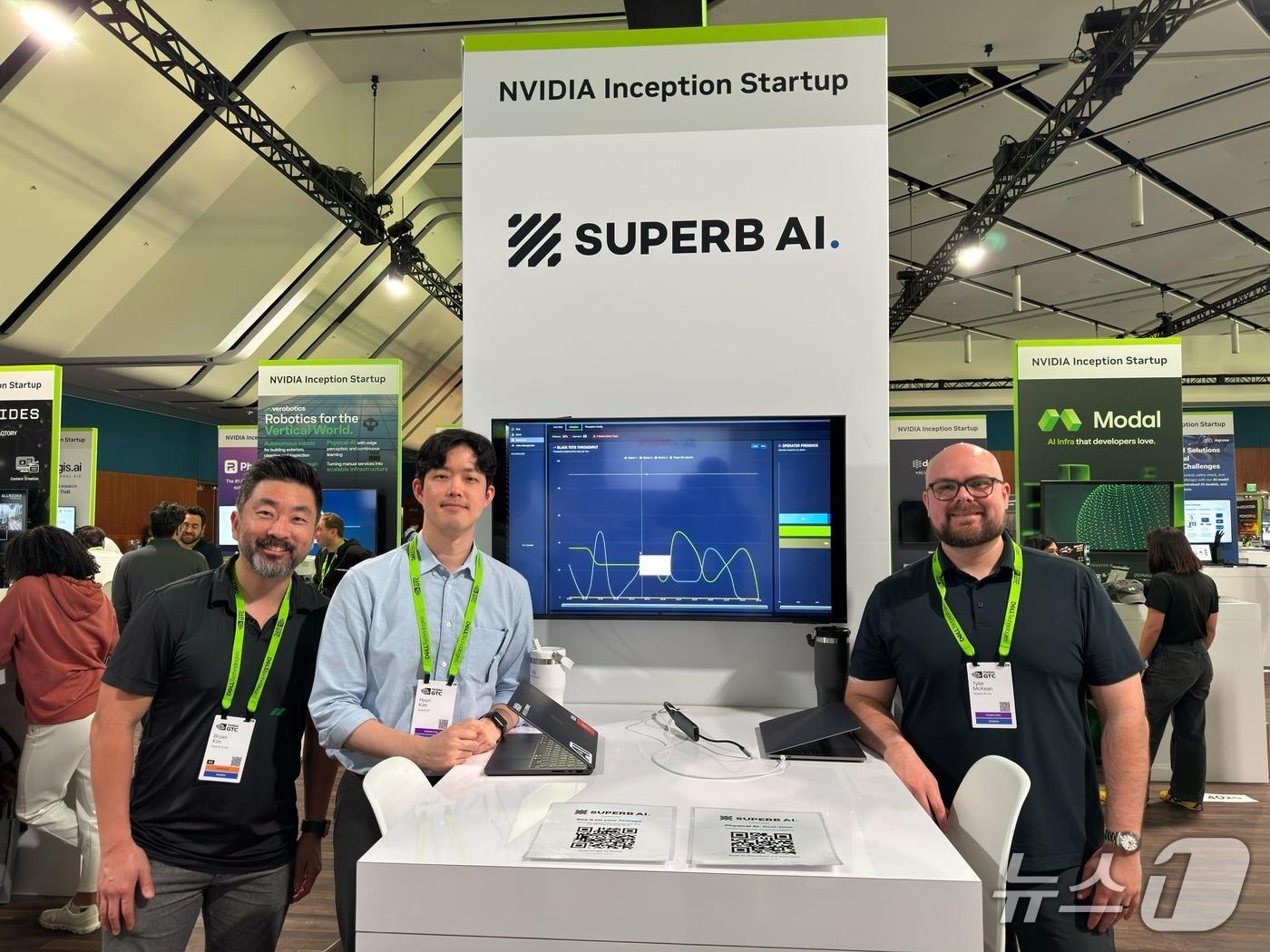 본문 이미지 - 김현수 슈퍼브에이아이 대표(가운데)와 회사 관계자들이 16일(현지시간) 엔비디아 GTC 2026 현장 부스에서 기념사진을 찍고 있다. (슈퍼브에이아이 제공)