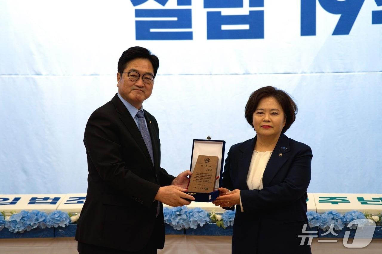본문 이미지 - 정춘생 조국혁신당 의원(오른쪽)이 우원식 국회의장으로부터 표창을 받고 있다. (정춘생 의원실 제공)