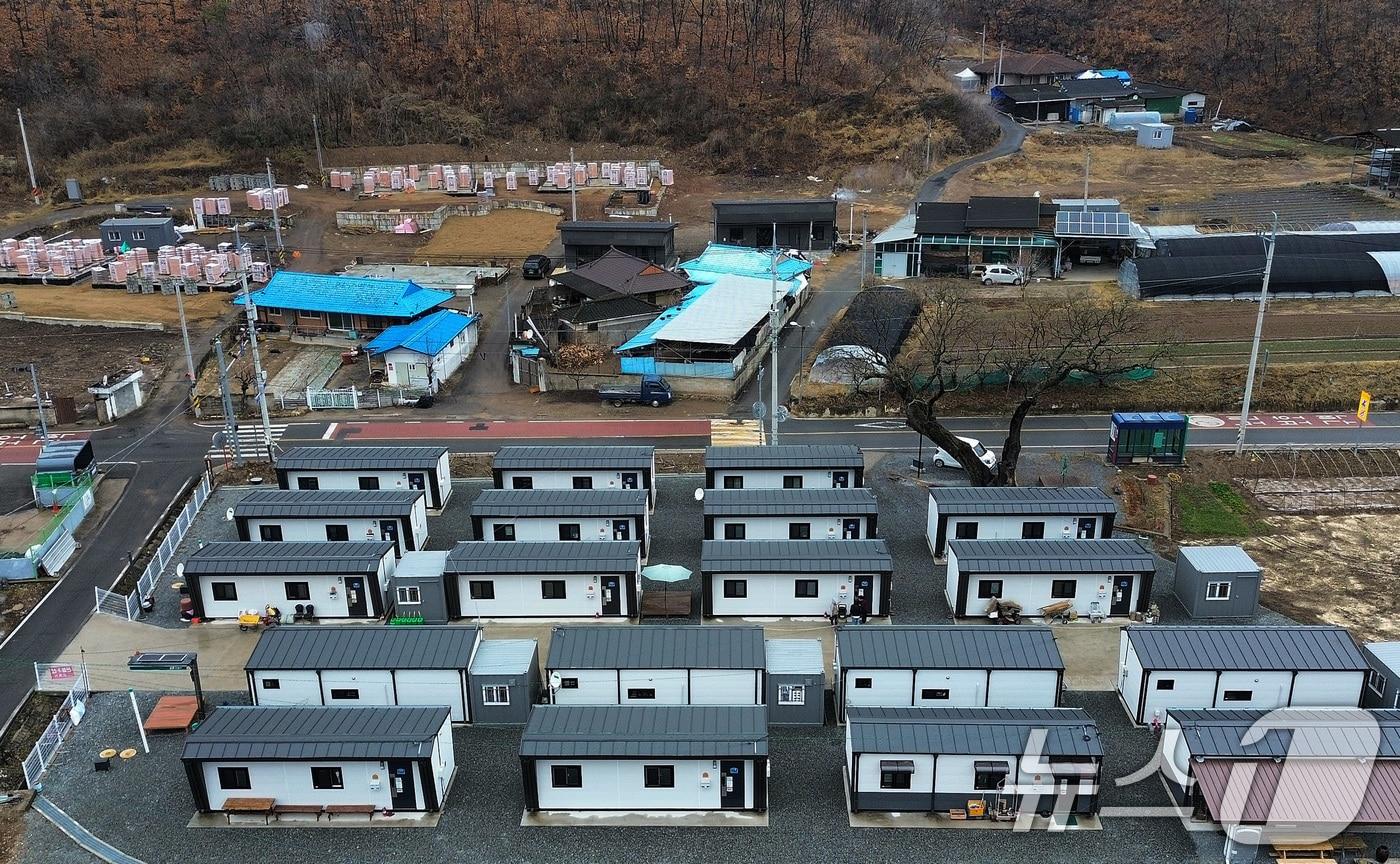 본문 이미지 - 18일 경북 안동시 일직면의 한 임시주거용 조립주택에서 산불 피해 이재민이 1년이 되도록 집으로 돌아가지 못하는 답답한 마음을 달래려 산책하고 있다. 2026.3.18 ⓒ 뉴스1 공정식 기자