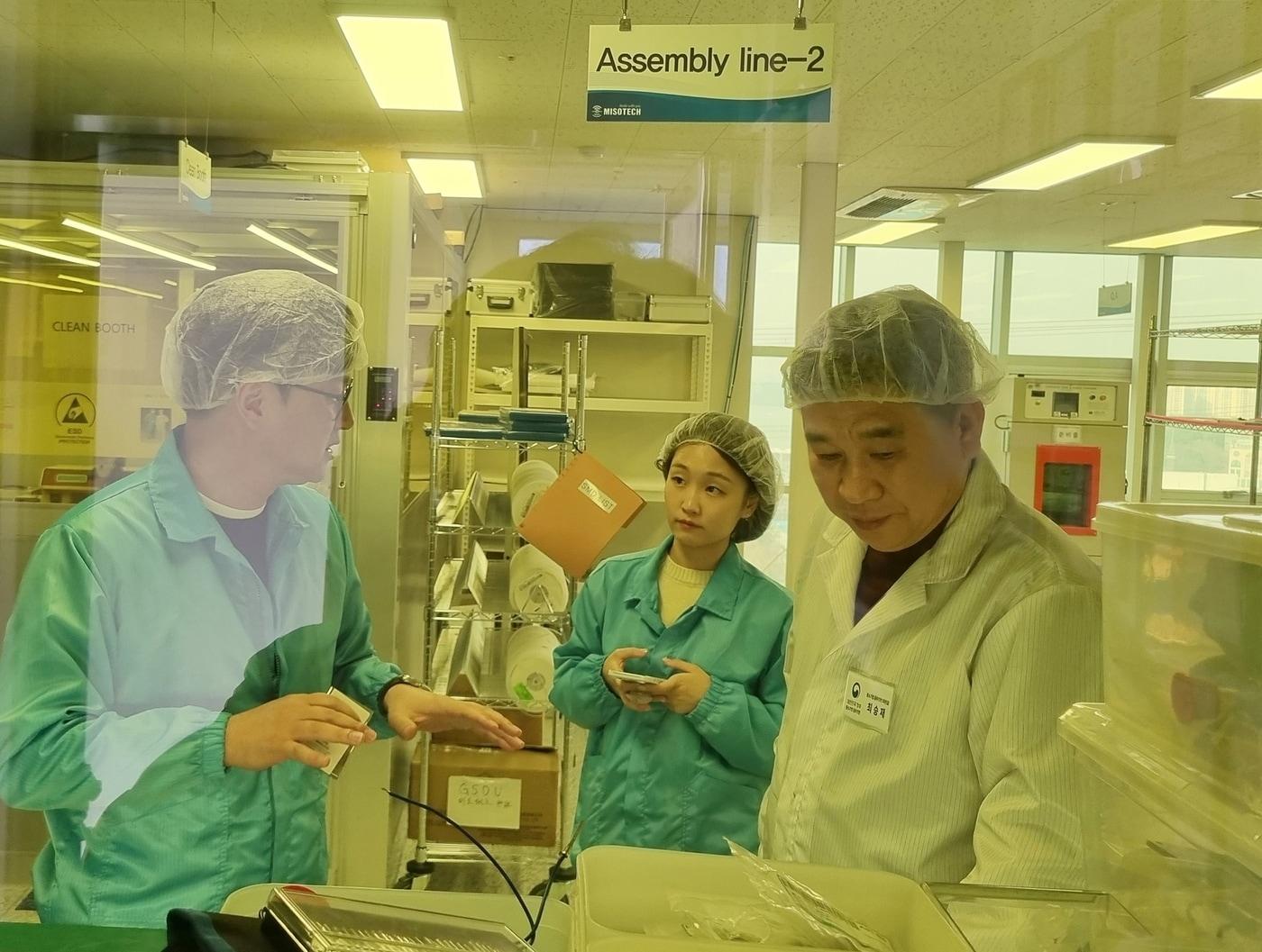 본문 이미지 - 18일 경기 화성의 1인 제조기업을 찾은 최승재 중기 옴부즈만(오른쪽) (중소기업 옴부즈만 제공)