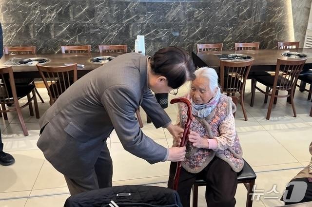 본문 이미지 - 지난 8일 청도군 축협프라자에서 열린 곽위순 어르신의 100세 생신 기념식에서 김하수 청도군수가 청려장을 전달하고 있다.(청도군 제공. 재판매 및 DB금지)/뉴스1