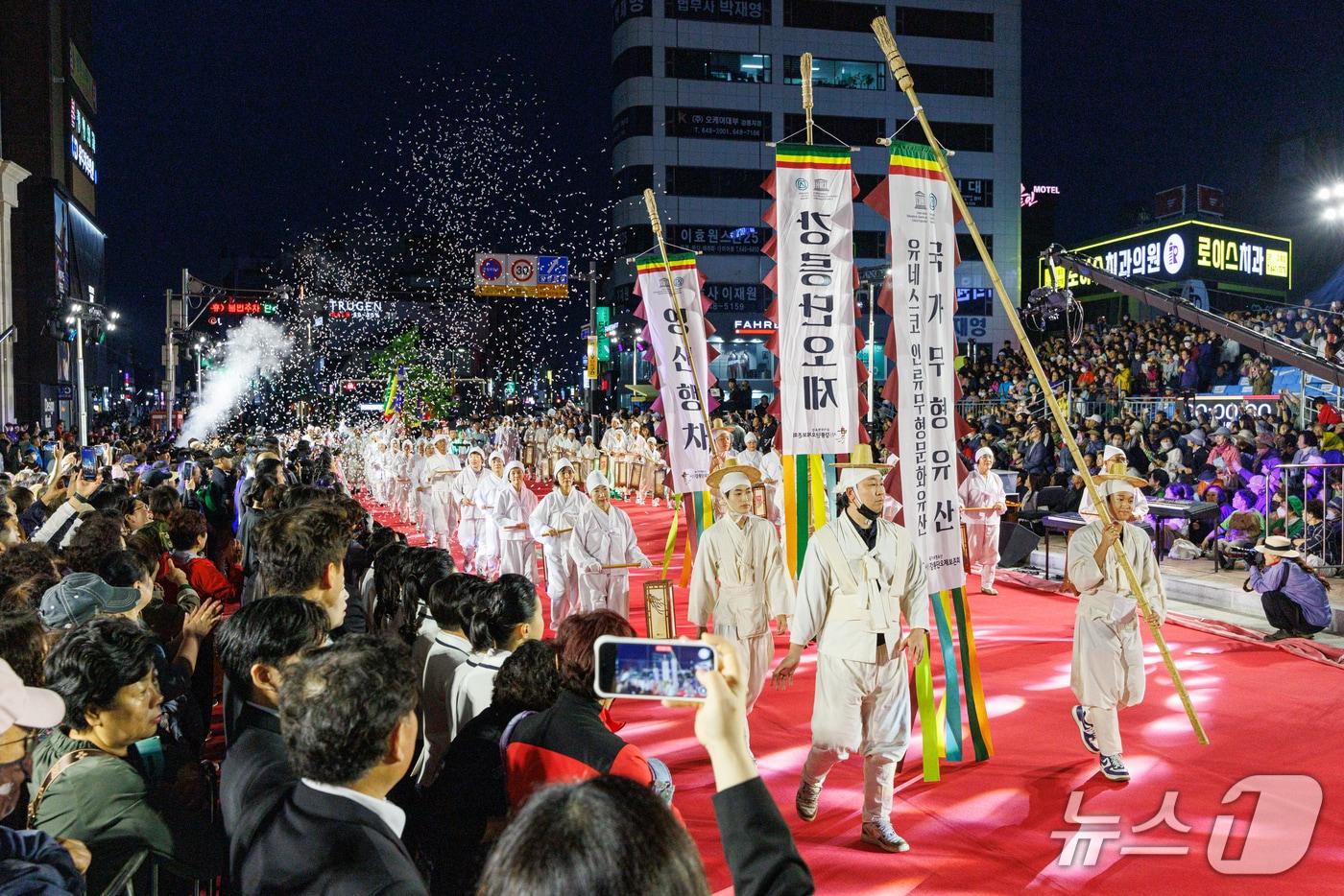 본문 이미지 - 지난해 강릉단오제 길놀이.(강릉단오제위원회 제공, 재판매 및 DB 금지)
