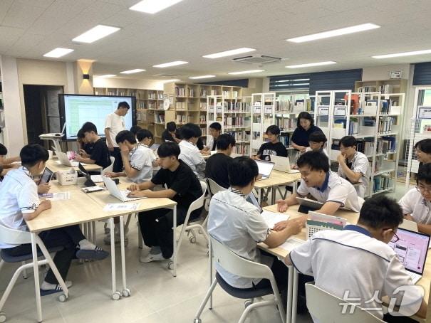 본문 이미지 - 학교 도서관에서 독서를 하고 있는 고창초등학교 학생들.(전북교육청 제공, 재판매 및 DB 금지)/뉴스1