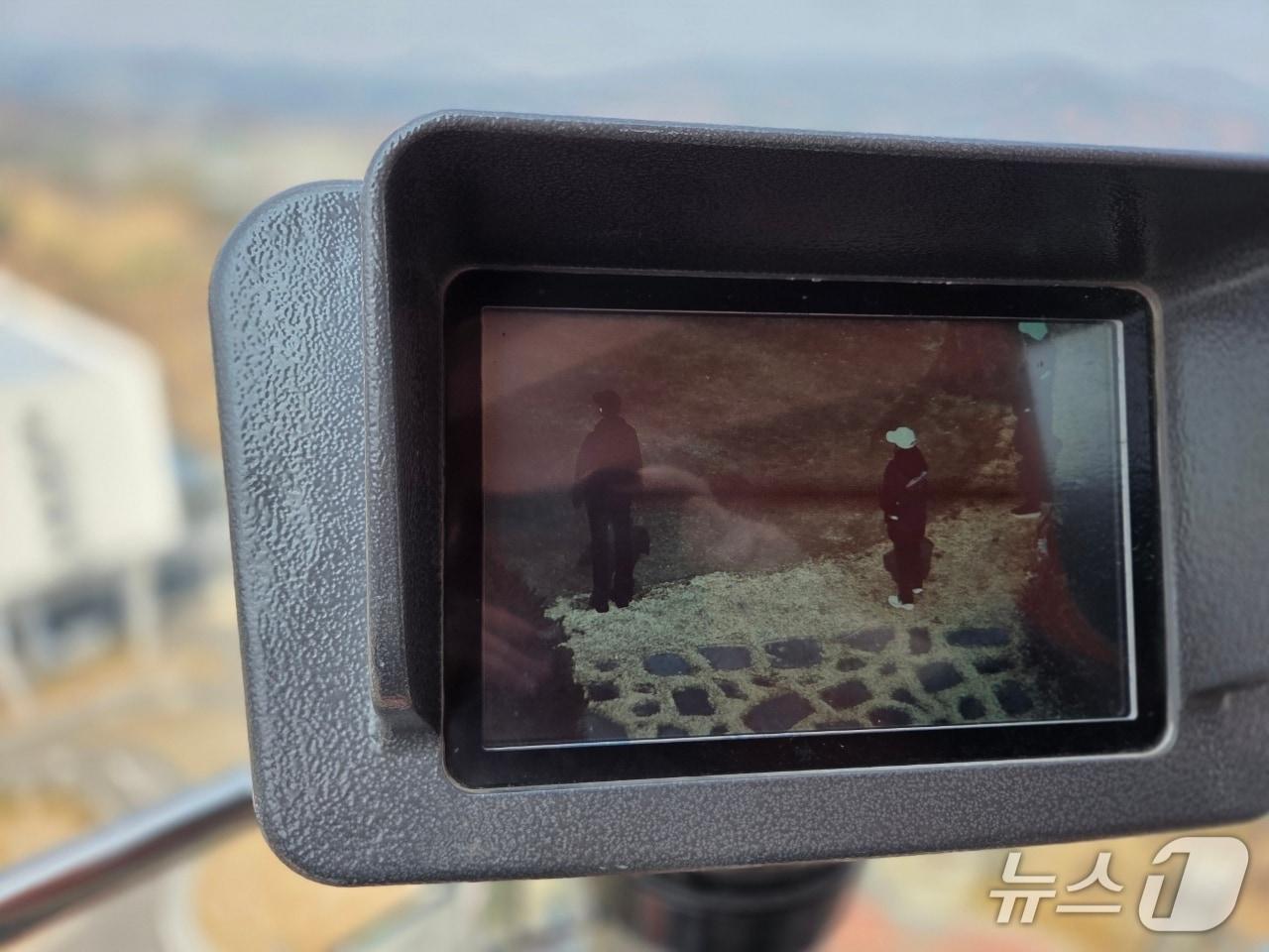 본문 이미지 - 영동군 와인전망대에 설치한 디지털 망원경에 선명하게 잡힌 골퍼들 모습. 2026.3.19/뉴스1 장인수 기자