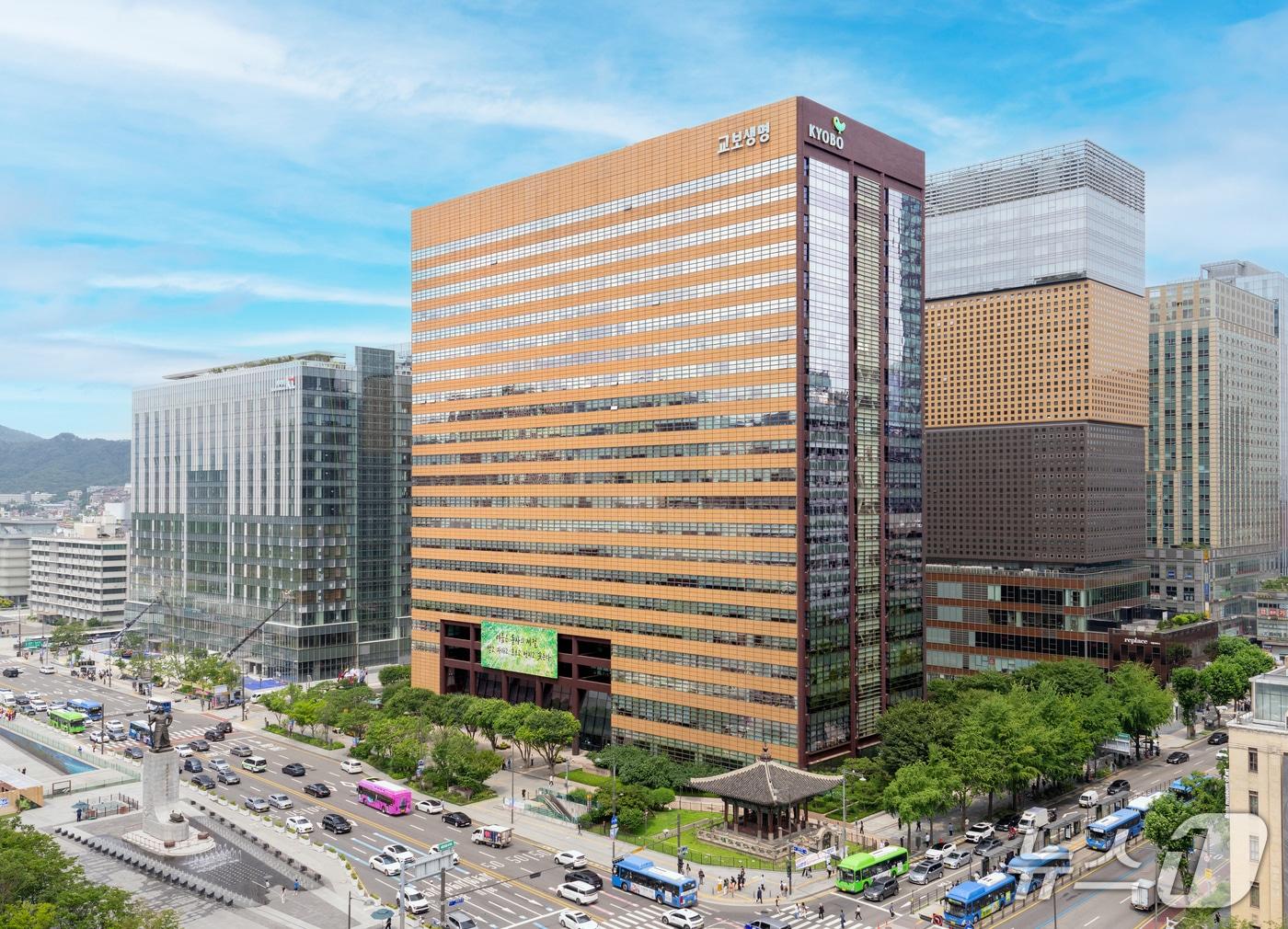 본문 이미지 - 교보생명은 18일 금융위원회로부터 SBI저축은행 인수를 위한 대주주 변경 승인을 받았으며, 조만간 50%+1 지분 인수를 완료해 SBI저축은행의 최대주주 지위를 확보할 예정이라고 밝혔다./사진제공=교보생명