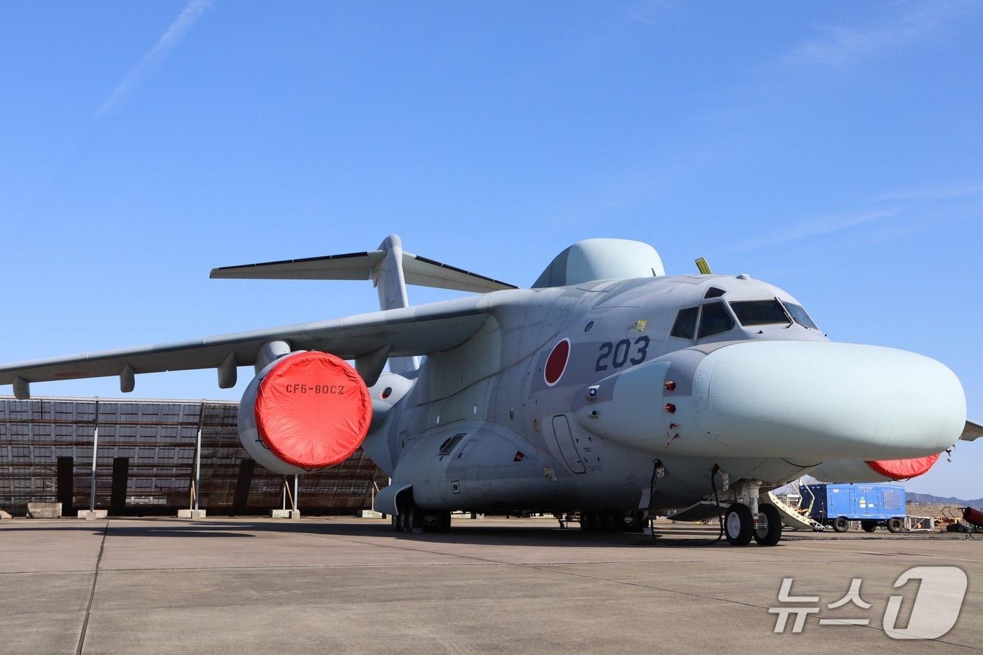 본문 이미지 - 일본 항공자위대는 17일, 기후현 기후 공군기지에서 활주 중인 가와사키 EC-2 전자전기의 영상을 공개했다. 출처: 일본항공자위대 엑스