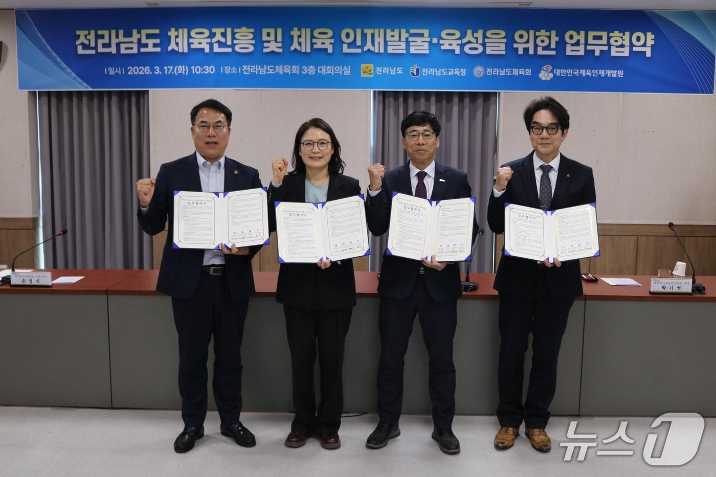 본문 이미지 - 업무협약식 후 사진 촬영 중인 박경채 전라남도체육회 행정지원본부장, 김영신 전남교육청 교육국장, 최영주 전라남도 관광체육국장, 박기석 대한민국체육인재개발원 원장(왼쪽부터). (대한체육회 제공)