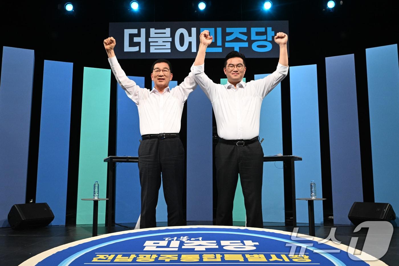 본문 이미지 - 18일 오후 광주 남구 광주MBC에서 열린 민주당 전남광주통합특별시장 B조 경선 토론회 앞서 신정훈(왼쪽)·정준호 후보가 손을 맞잡으며 승리를 다짐하고 있다. 2026.3.18 ⓒ 뉴스1 김태성 기자