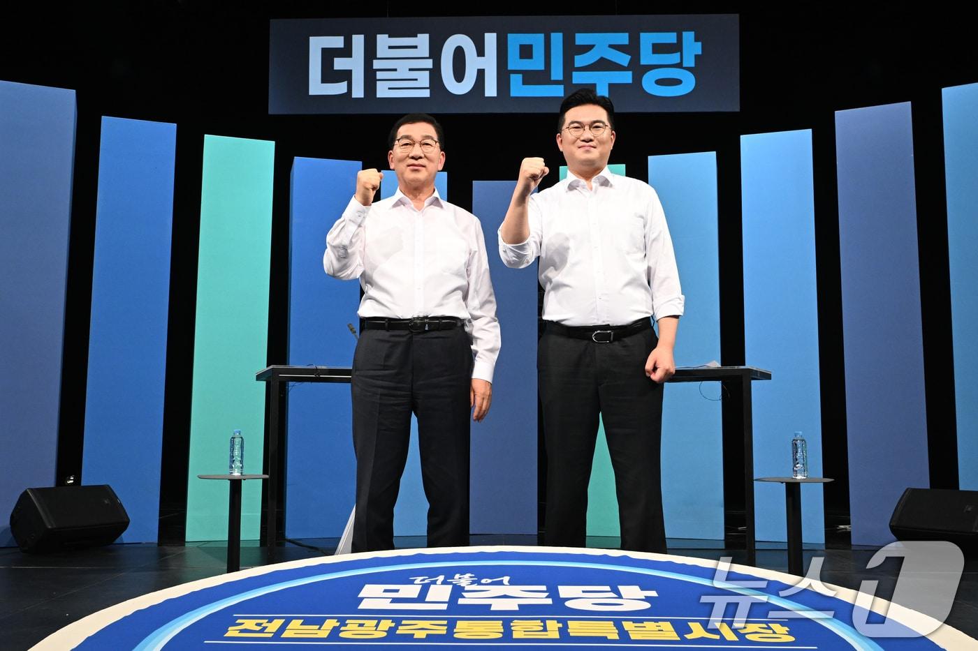 본문 이미지 - 18일 오후 광주 남구 광주MBC에서 열린 민주당 전남광주통합특별시장 B조 경선 토론회 앞서 신정훈(왼쪽)·정준호 후보가 승리를 다짐하고 있다. 2026.3.18 ⓒ 뉴스1 김태성 기자