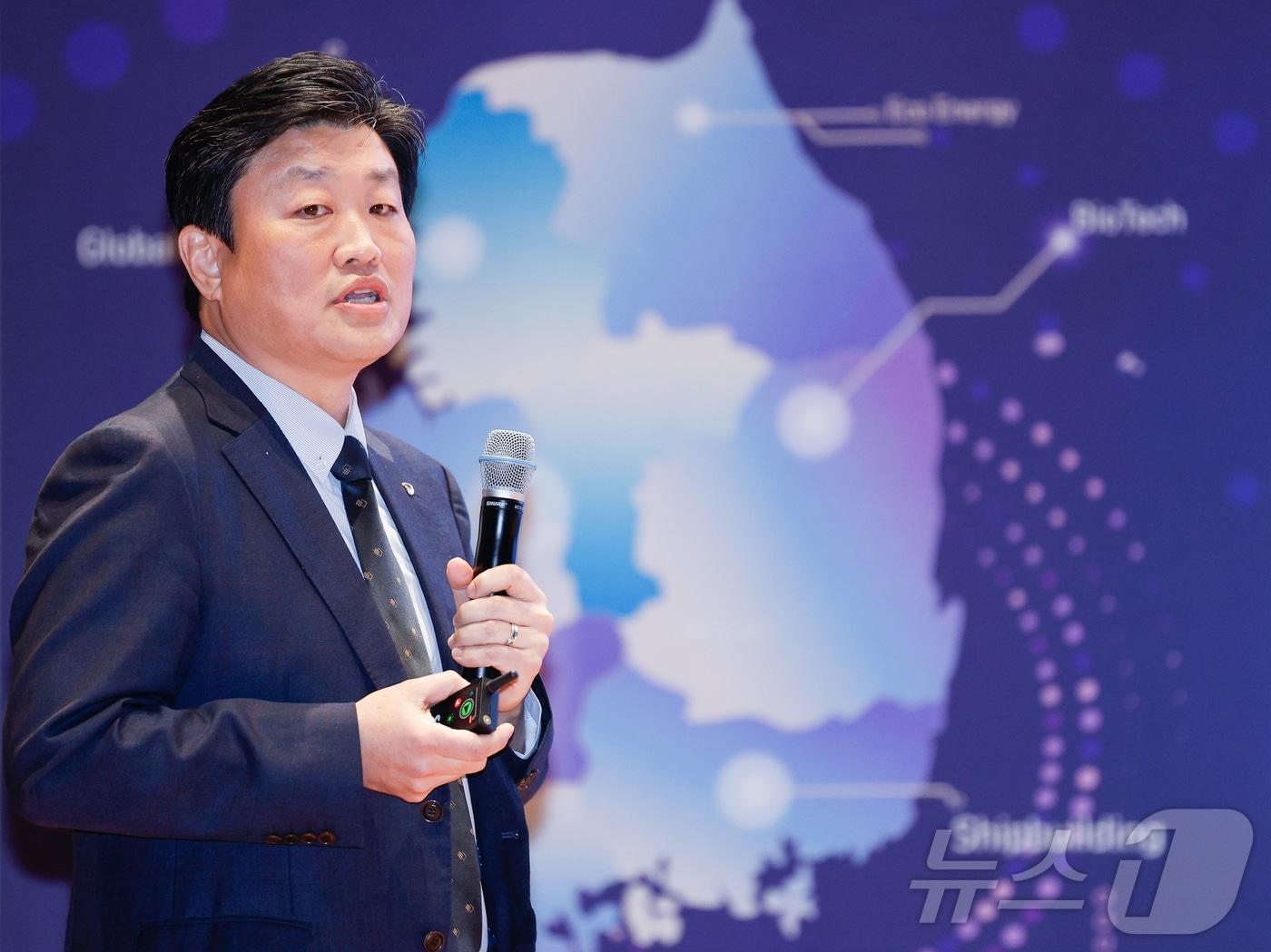 본문 이미지 - 김정훈 대우건설 토목사업본부 상무가 18일 오후 서울 여의도 한국거래소에서 열린 제12회 뉴스1 건설부동산포럼에 참석해 '지역 인프라·도시개발, 민간은 어떻게 참여하고 있나'를 주제로 발표하고 있다. 2026.3.18 ⓒ 뉴스1 안은나 기자