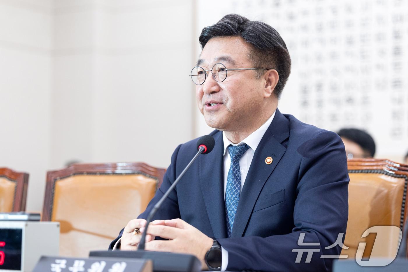 본문 이미지 - 18일 서울 여의도 국회에서 열린 제433회국회(임시회) 법제사법위원회 제3차 전체회의에서 윤호중 행정안전부 장관이 중수청 설치법 관련 의원 질의에 답변하고 있다. 2026.3.18 ⓒ 뉴스1 이승배 기자