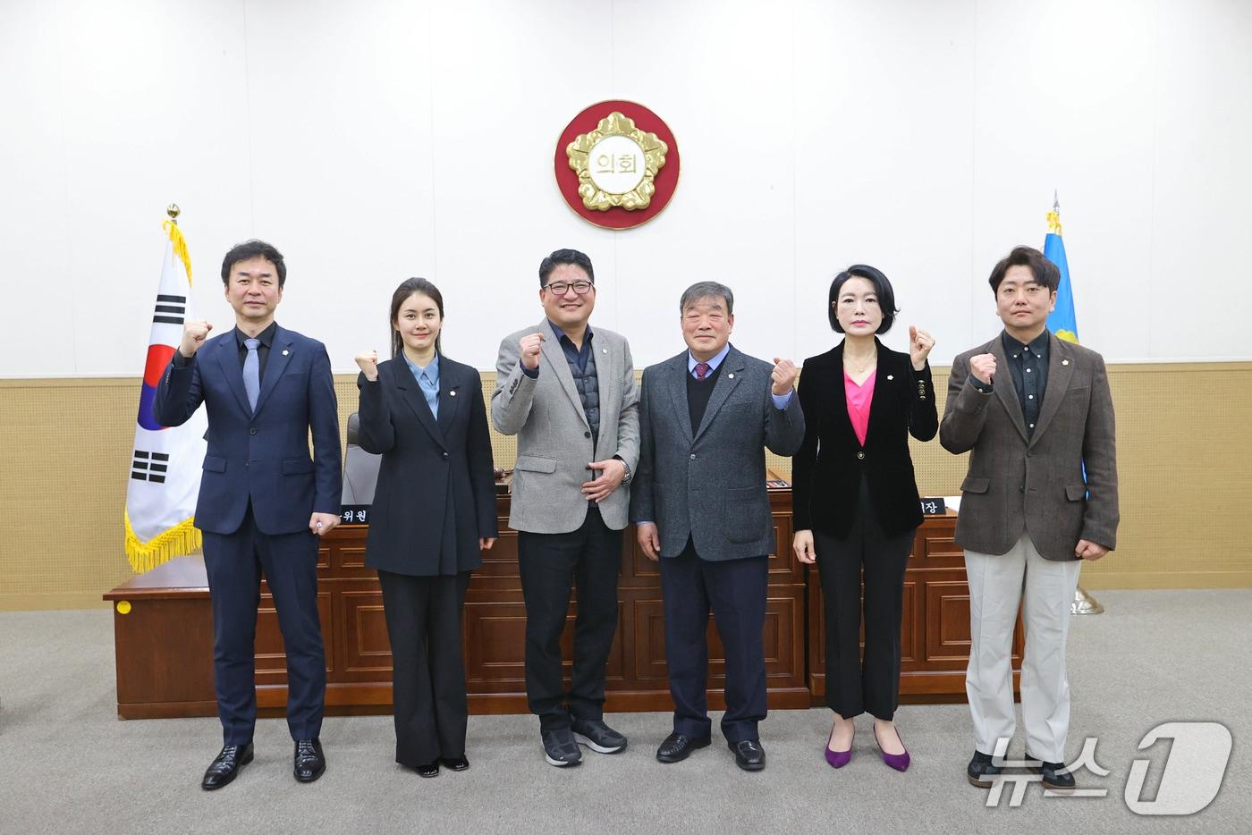 본문 이미지 - 강원 원주시의회가 18일 청사 본회의장에서 제264회 임시회 제1차 본회의를 열고, 원주의료기기산업진흥원장 인사청문특별위원회를 구성한 가운데, 특위의 위원들이 청사에서 기념 사진을 촬영하고 있다. (원주시의회 제공. 재판매 및 DB금지) 2026.3.18/뉴스1